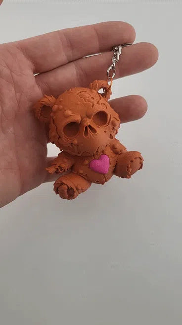 Mehrfarbiger PLA-Schlüsselanhänger mit Teddy-Schädel-Motiv in Cocoa Brown und Pink – Ansicht 2