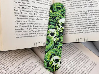 Mehrfarbiges 3D-Lesezeichen mit gotischem Totenkopf und Schlange – Ansicht 2