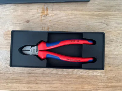 Schwarze Gridfinity-Box für einen Knipex 70 02 160 Seitenschneider – Ansicht 2
