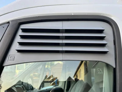 3D-gedruckter PETG-Lüftungseinsatz für ein Wohnmobil-Fahrerhausfenster – Ansicht 4