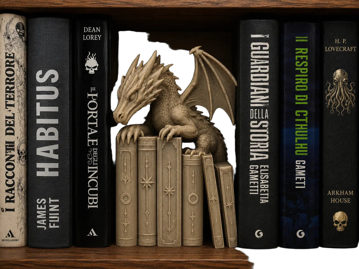 Drachenfigur auf einem Stapel alter Bücher als Bücherregal-Einsatz