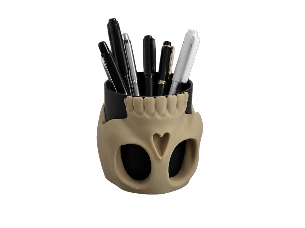 Totenkopf-Stiftehalter in Desert Tan und Schwarz auf einem Schreibtisch