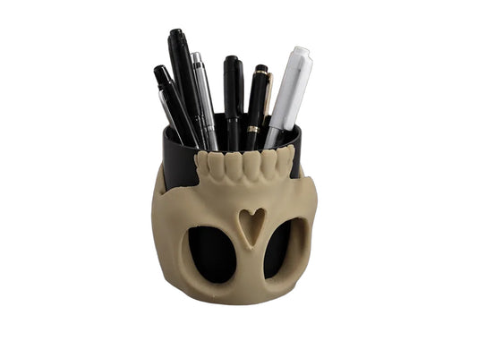 Totenkopf-Stiftehalter in Desert Tan und Schwarz auf einem Schreibtisch