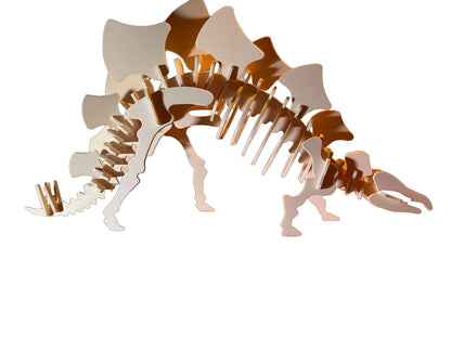 Beigefarbenes Stegosaurus-3D-Puzzle aus zusammengesetzten Teilen