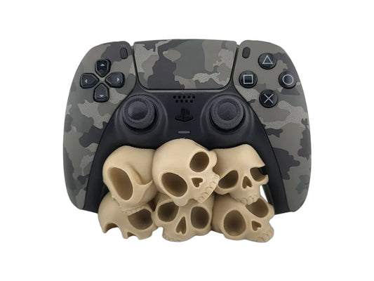 Totenkopf-Controllerständer aus PLA in Desert Tan mit PS5-Controller