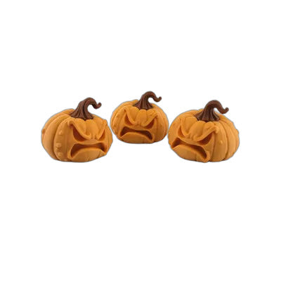 Zwei gruselige Jack-O'-Lantern-Kürbisfiguren als Halloween-Dekoration