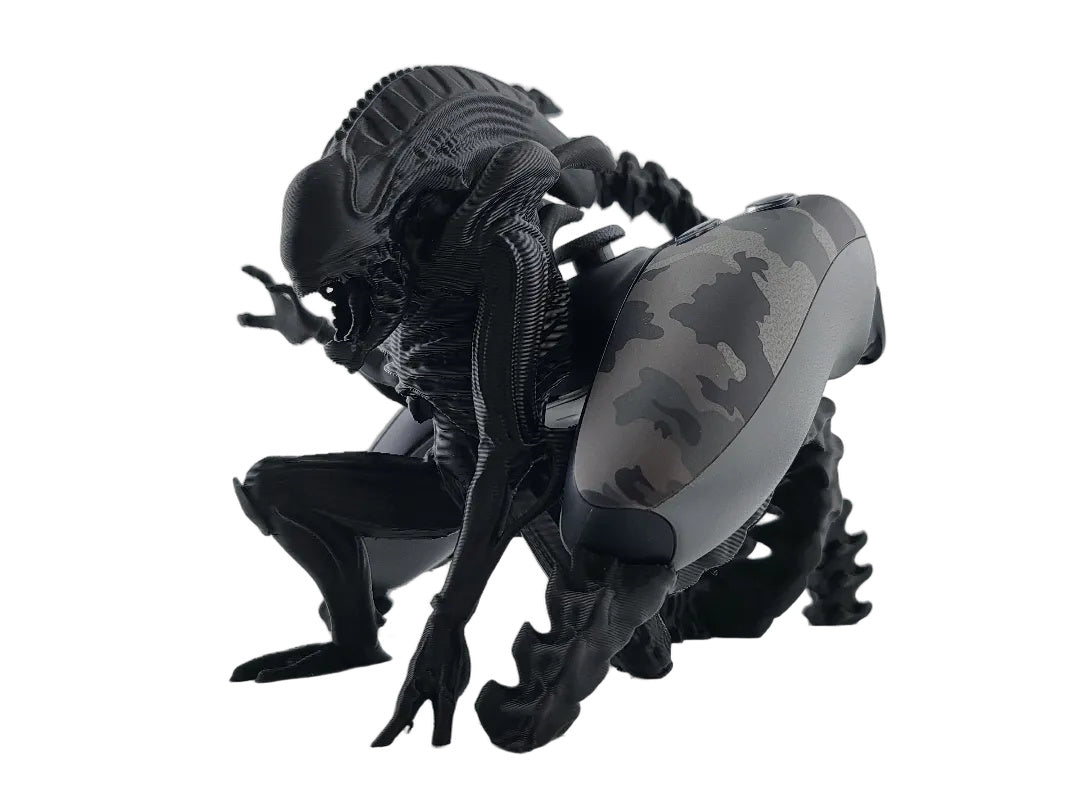 Xenomorph-Controllerständer mit eingesetztem PS5-Controller