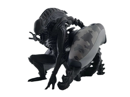 Xenomorph-Controllerständer mit eingesetztem PS5-Controller