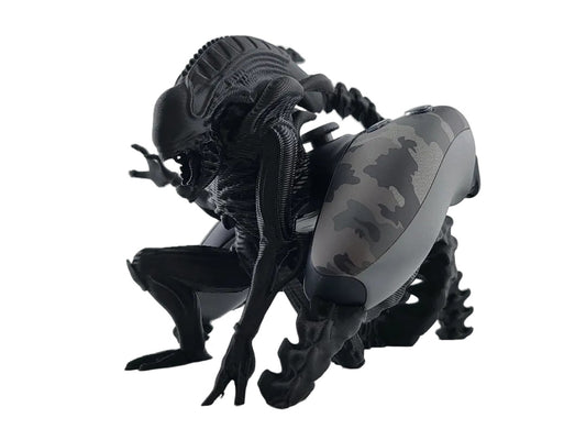 Xenomorph-Controllerständer mit eingesetztem PS5-Controller