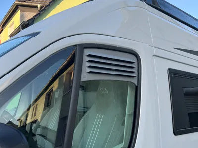 3D-gedruckter PETG-Lüftungseinsatz für ein Wohnmobil-Fahrerhausfenster – Ansicht 2