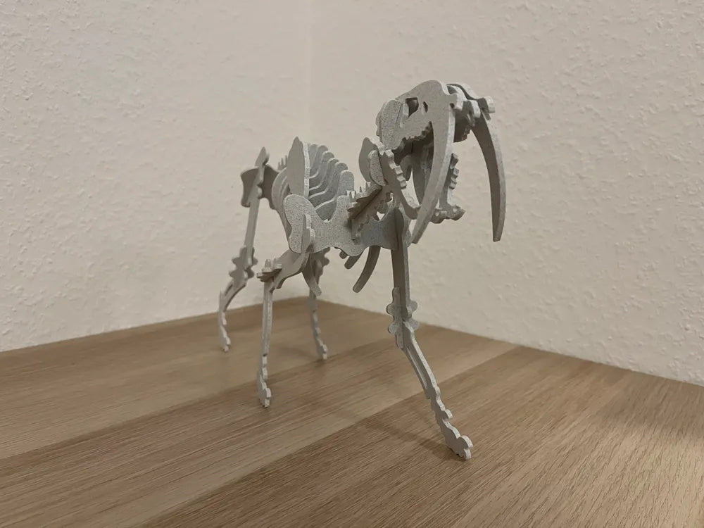 Graues Säbelzahntiger-3D-Puzzle zum Zusammenbauen – Ansicht 2