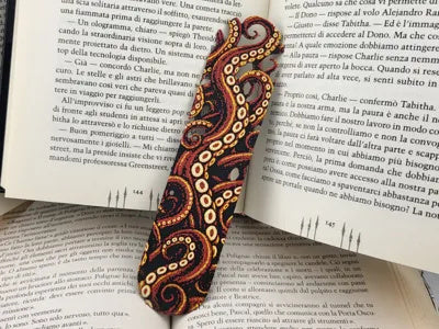 Mehrfarbiges Oktopus-Lesezeichen mit Tentakelmotiv in Sonnengelb, Rot, Elfenbeinweiß und Schwarz – Ansicht 2