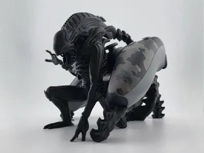 Xenomorph-Controllerständer mit eingesetztem PS5-Controller – Ansicht 2