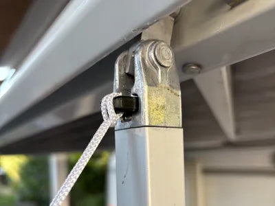 Vier schwarze TPU-Spannhaken für eine Thule Omnistor-Markise – Ansicht 2