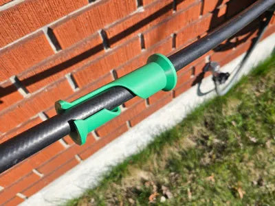 Zwei Handführungen aus PLA für Gartenschläuche – Ansicht 2