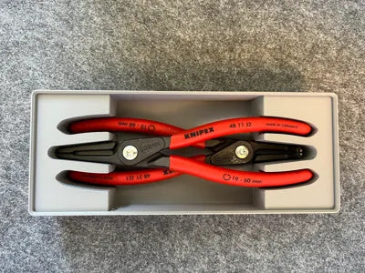 Aufbewahrungsfach für 2 Sicherungsringzangen im Gridfinity-System, geeignet für Knipex 48 11 J2 und 48 21 J21 – Ansicht 2