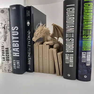 Drachenfigur auf einem Stapel alter Bücher als Bücherregal-Einsatz – Ansicht 3