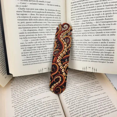 Mehrfarbiges Oktopus-Lesezeichen mit Tentakelmotiv in Sonnengelb, Rot, Elfenbeinweiß und Schwarz – Ansicht 3