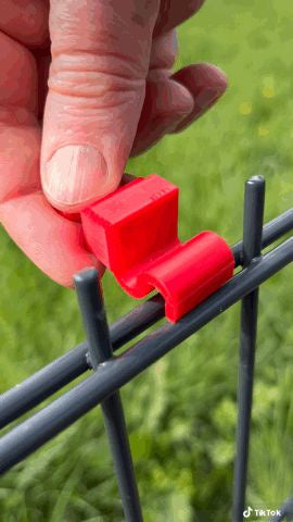 50 PETG-Halteclips für Doppelstabmattenzäune, rot, einklickbar mit wechselbaren Haken, werkzeuglose Montage – Ansicht 3