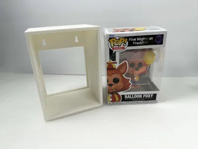 Zwei weiße Wandhalterungen mit Standard-Funko-Pop-Boxen an der Wand – Ansicht 3