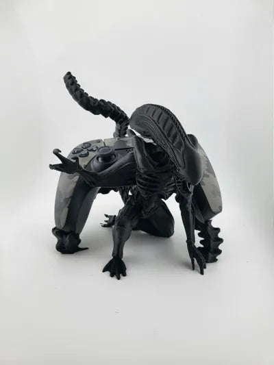 Xenomorph-Controllerständer mit eingesetztem PS5-Controller – Ansicht 3