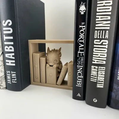 Drachen-Buchnische mit Drache auf einem Stapel alter Bücher – Ansicht 3