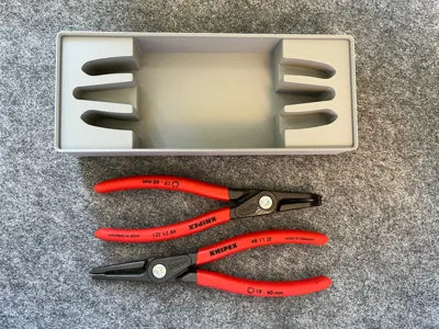 Aufbewahrungsfach für 2 Sicherungsringzangen im Gridfinity-System, geeignet für Knipex 48 11 J2 und 48 21 J21 – Ansicht 3
