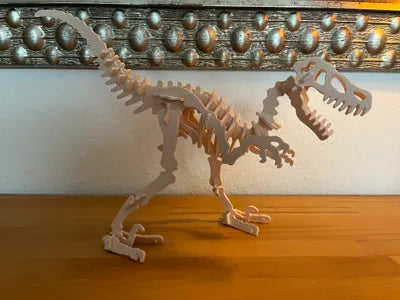 Beigefarbenes Velociraptor-3D-Puzzle als zusammengebautes Modell – Ansicht 3