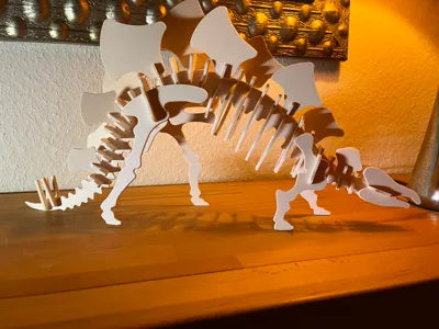 Beigefarbenes Stegosaurus-3D-Puzzle aus zusammengesetzten Teilen – Ansicht 3