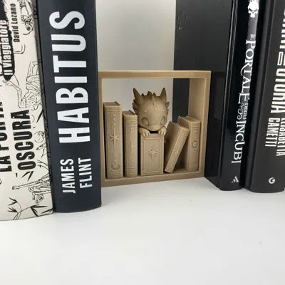 Drachen-Buchnische mit Drache auf einem Stapel alter Bücher – Ansicht 4