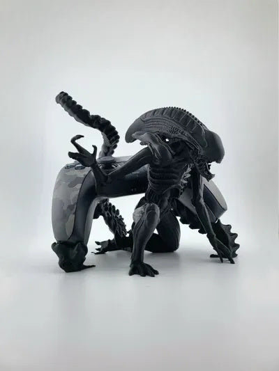 Xenomorph-Controllerständer mit eingesetztem PS5-Controller – Ansicht 4