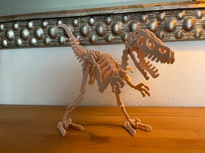 Beigefarbenes Velociraptor-3D-Puzzle als zusammengebautes Modell – Ansicht 4