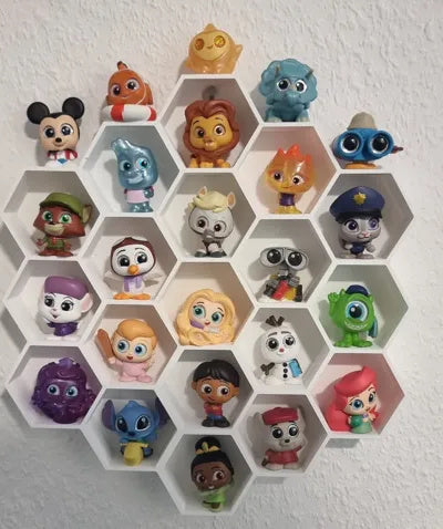 Weißes wabenförmiges Wanddisplay für kleine Sammelfiguren – Ansicht 4