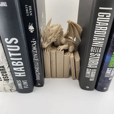 Drachenfigur auf einem Stapel alter Bücher als Bücherregal-Einsatz – Ansicht 4