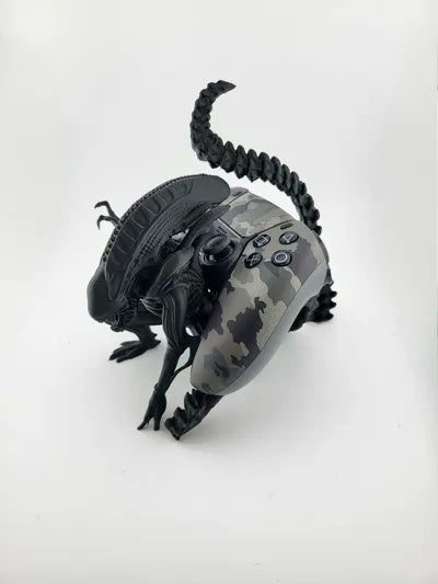 Xenomorph-Controllerständer mit eingesetztem PS5-Controller – Ansicht 5