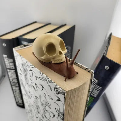 Totenkopfschnecke als mehrfarbige Bücherregal-Dekoration in Desert Tan und Terracotta – Ansicht 5
