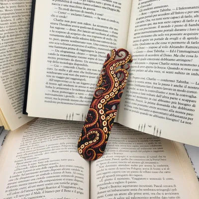 Mehrfarbiges Oktopus-Lesezeichen mit Tentakelmotiv in Sonnengelb, Rot, Elfenbeinweiß und Schwarz – Ansicht 5