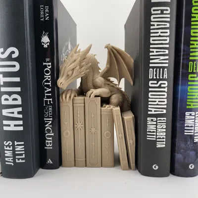 Drachenfigur auf einem Stapel alter Bücher als Bücherregal-Einsatz – Ansicht 5