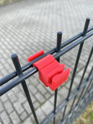 50 PETG-Halteclips für Doppelstabmattenzäune, rot, einklickbar mit wechselbaren Haken, werkzeuglose Montage – Ansicht 5