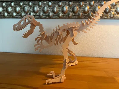 Beigefarbenes Velociraptor-3D-Puzzle als zusammengebautes Modell – Ansicht 5