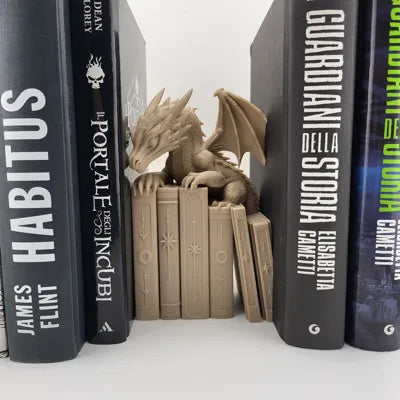 Drachenfigur auf einem Stapel alter Bücher als Bücherregal-Einsatz – Ansicht 6