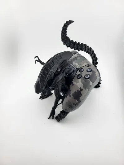 Xenomorph-Controllerständer mit eingesetztem PS5-Controller – Ansicht 6