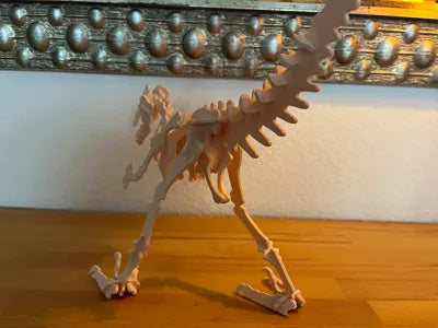 Beigefarbenes Velociraptor-3D-Puzzle als zusammengebautes Modell – Ansicht 6