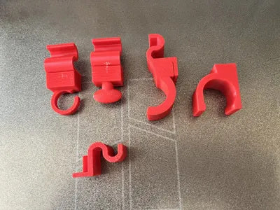 50 PETG-Halteclips für Doppelstabmattenzäune, rot, einklickbar mit wechselbaren Haken, werkzeuglose Montage – Ansicht 7