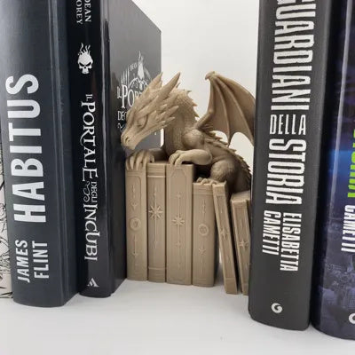 Drachenfigur auf einem Stapel alter Bücher als Bücherregal-Einsatz – Ansicht 7