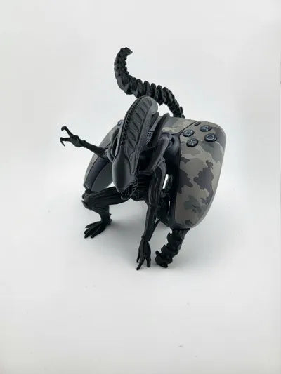 Xenomorph-Controllerständer mit eingesetztem PS5-Controller – Ansicht 7