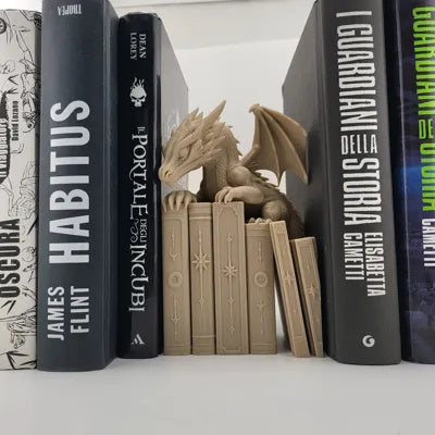 Drachenfigur auf einem Stapel alter Bücher als Bücherregal-Einsatz – Ansicht 8