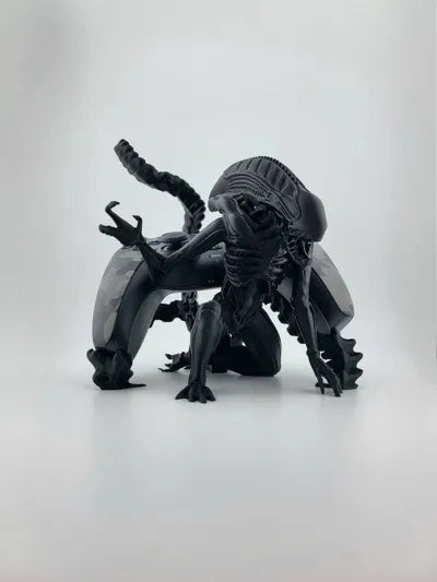 Xenomorph-Controllerständer mit eingesetztem PS5-Controller – Ansicht 8
