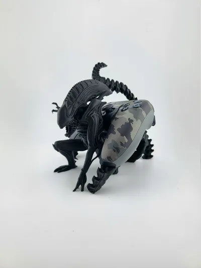 Xenomorph-Controllerständer mit eingesetztem PS5-Controller – Ansicht 9