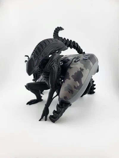 Xenomorph-Controllerständer mit eingesetztem PS5-Controller – Ansicht 10
